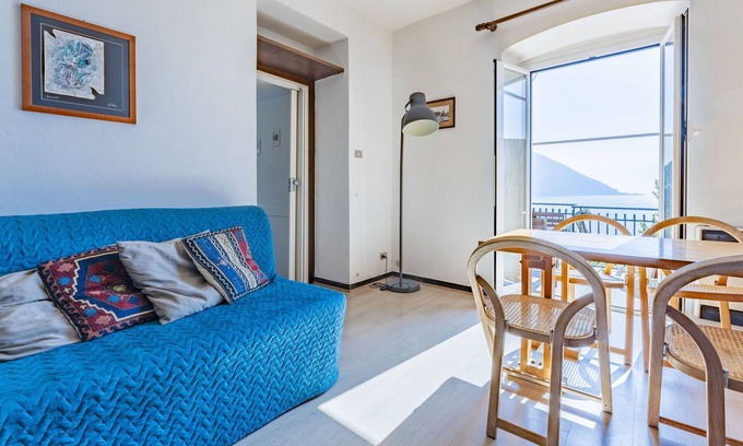 Pontedecimo Apartment | Cosy apartment for 4 people with A/C, WIFI, TV, balcony and panoramic view, close to Portofino