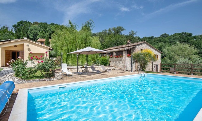 Fornole Apartment | Cosy apartment for 5 guests with A/C, WIFI, pool, TV and parking
