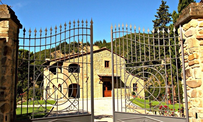 Dicomano Apartment | Cosy apartment for 5 people with WIFI, pool, TV, pets allowed and parking
