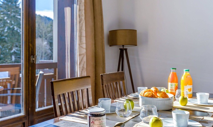 Les Gets Apartment | Cosy apartment for 6 people with pool, WIFI, TV, terrace and pets allowed