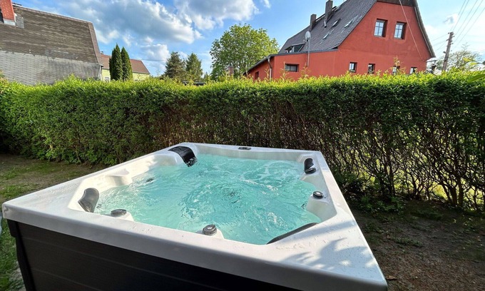Grossschoenau Apartment | Cosy apartment for 6 guests with WIFI, hot tub, TV, patio, pets allowed and parking