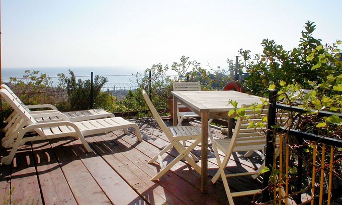 Pantai Apartment | Cosy apartment for 6 guests with WIFI, TV, terrace and pets allowed