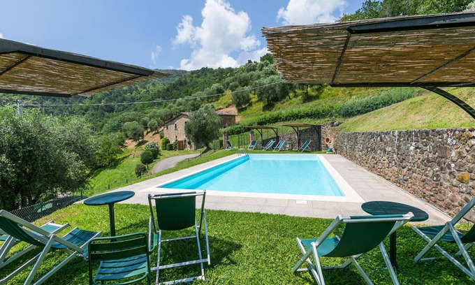 Pescia Apartment | Cosy apartment for 6 guests with pool, WIFI, TV, patio and pets allowed