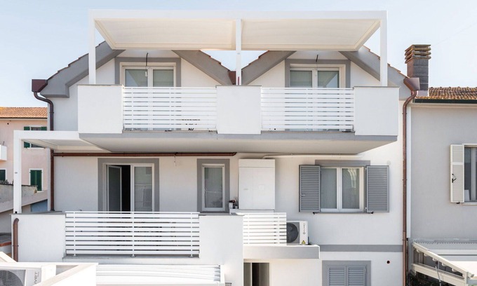 Follonica Apartment | Cosy apartment for 6 people with WIFI, A/C, TV, terrace, pets allowed and parking