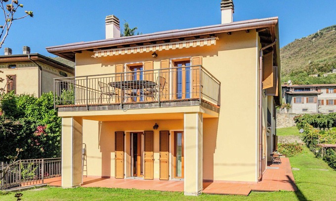 Trezzone Apartment | Cosy apartment for 6 guests with WIFI, A/C, TV, patio and panoramic view