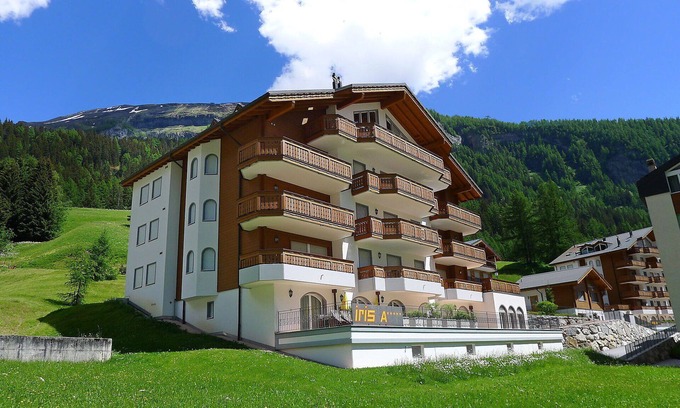 Leukerbad Apartment | Cosy apartment for 7 people with hot tub, WIFI, TV and balcony