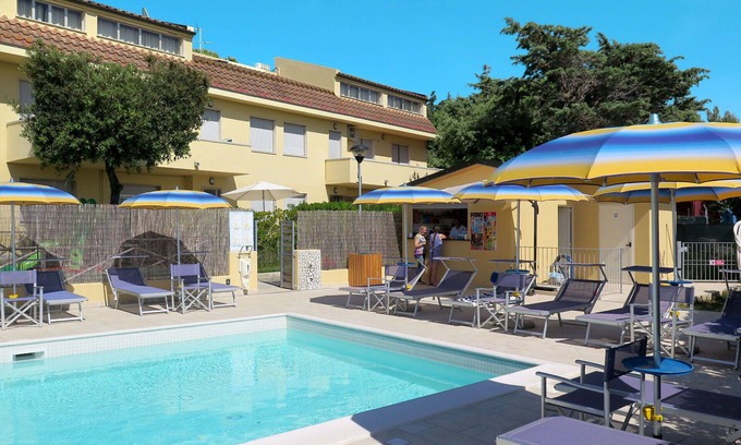 Marina di Cecina Apartment | Cosy apartment for 8 people with WIFI, A/C, pool, TV, patio and pets allowed