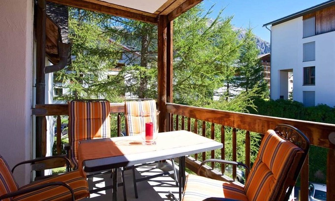 Lenzerheide Apartment | Cosy apartment for 4 guests with TV and balcony