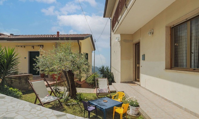 Montignoso Apartment | Cosy apartment for 6 people with WIFI, TV, patio and pets allowed