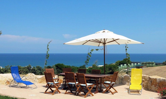 Termoli Apartment | Cosy apartment for 4 guests with A/C, pool, WIFI, TV, terrace and parking