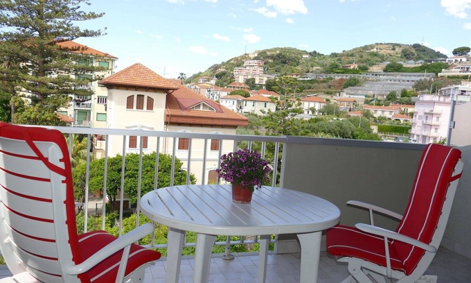 Riva Ligure Apartment | Cosy apartment for 4 guests with WIFI, balcony and parking