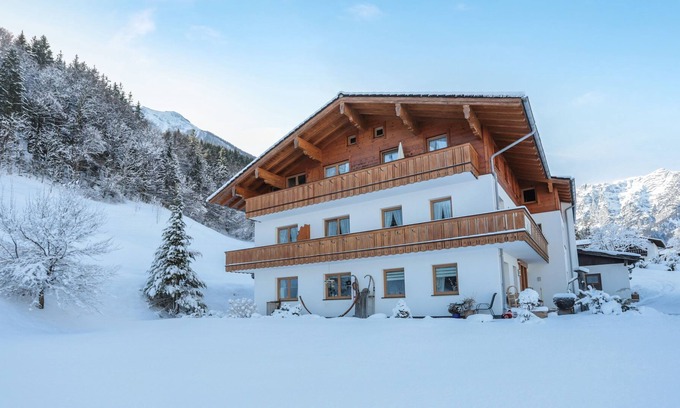 Ramsau Apartment | Cosy Apartment “Hoher Göll” with Mountain View, Wi-Fi & Balcony; Parking Available, Pets Allowed