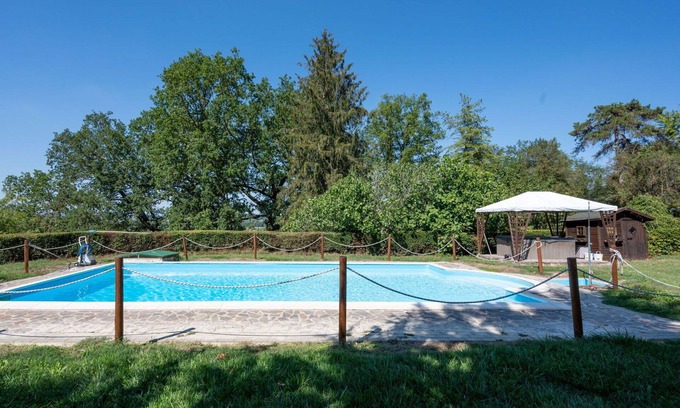 Azzano d'Asti Villa | Cosy apartment in villa for 4 guests with WIFI, pool, terrace, pets allowed and parking