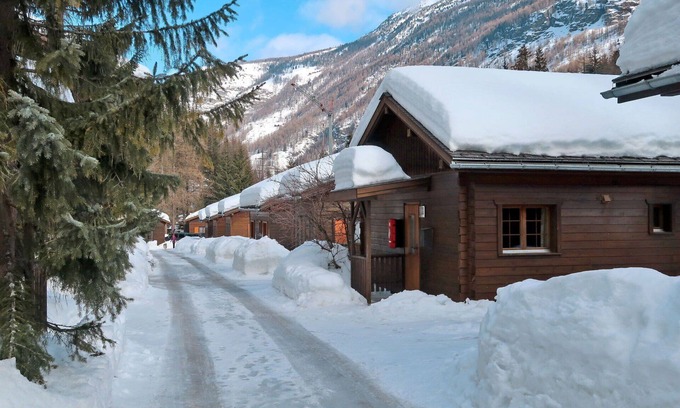 Saas-Balen House | Cosy apartment in villa for 4 people with WIFI, TV, patio and pets allowed