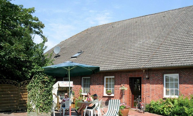 Wittmund Villa | Cosy apartment in villa for 2 guests with WIFI, TV, terrace, pets allowed and parking