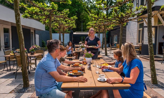 Noordoostelijk van Schaarsbergen House | Cosy apartment in villa for 4 guests with pool, WIFI, TV, terrace and parking
