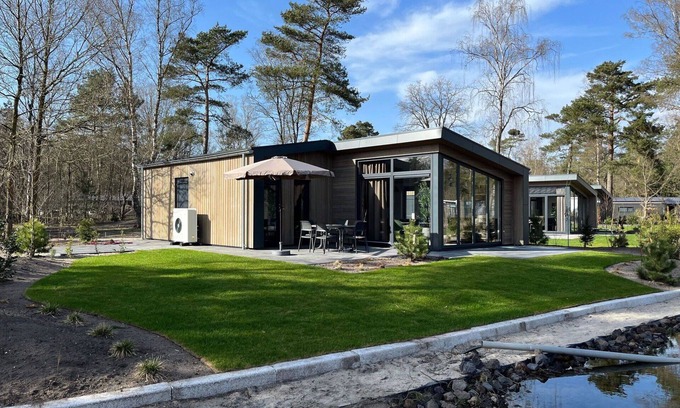 Noordoostelijk van Schaarsbergen House | Cosy apartment in villa for 4 guests with A/C, pool, WIFI, TV, terrace and parking