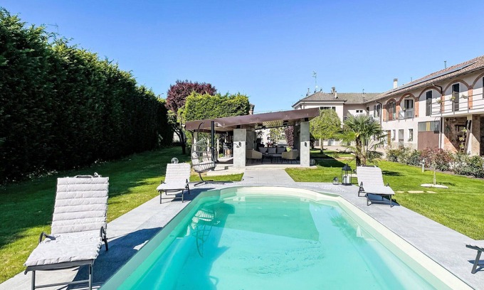 Castell'Alfero Apartment | Cosy apartment for 4 guests with WIFI, pool, TV, patio and pets allowed
