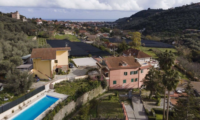 Diano Castello Apartment | Cosy apartment for 4 people with WIFI, pool, TV, terrace and pets allowed