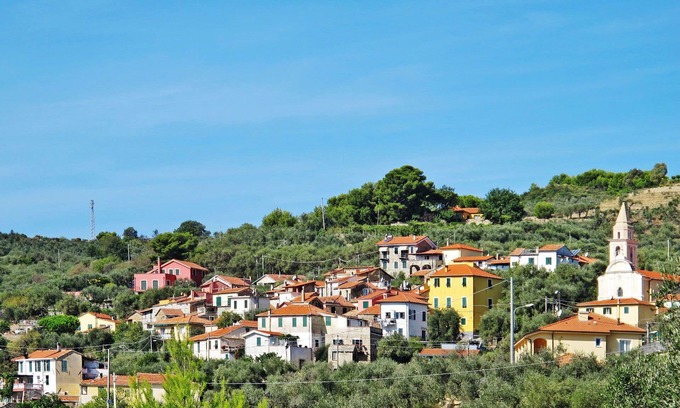 Diano Castello Apartment | Cosy apartment for 4 people with WIFI, pool, TV, patio and pets allowed