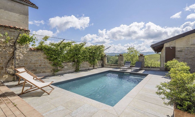 Monforte d'Alba Apartment | Cosy apartment for 4 people with WIFI, pool and TV, close to Alba