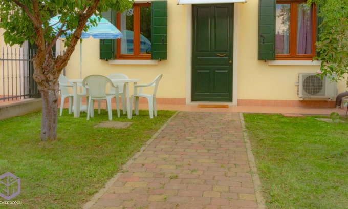 Montagnana Apartment | Cosy Apartment “Le Cà De Boron Jasmine Apartment” near Historical Centre with Wi-Fi & Garden; Parking Available