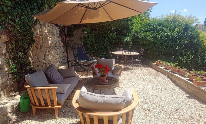 Vaugines Apartment | Cosy apartment-private garden, terrace, patio-in typical village near Lourmarin