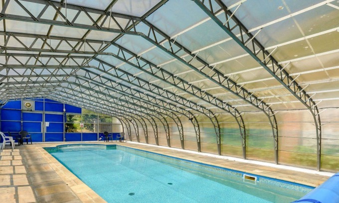 Barnstaple Apartment | Cosy apartment with WIFI, pool, TV, patio, pets allowed, panoramic view and parking