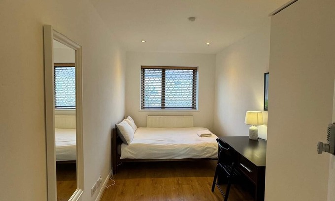 West Ham House | Cosy Big Double Room 2, Mins Walk to Underground, Close to Heart of London