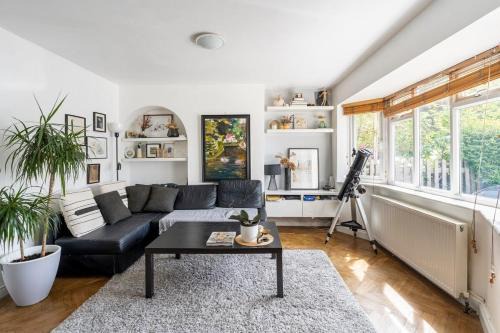 Worcester Park House | Cosy, Bright Home, Free Parking, Greater London
