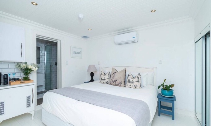 Simon's Town Apartment | Cosy Cabin Room in Coastal Navy Town