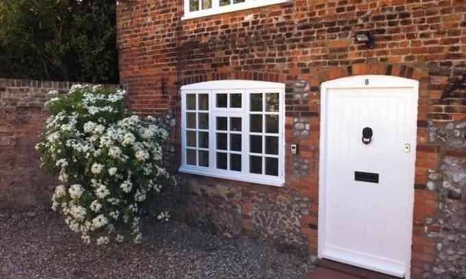 Holt Cottage | Cosy Carpenters Cottage in market town of Holt. Quiet & Secluded, parking, piano