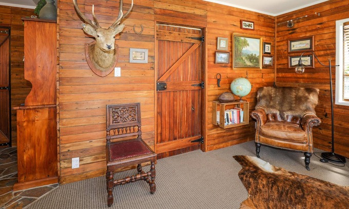 Rotorua Cottage | Cosy Central Cottage - Hunting Lodge Style Unit | Central Location