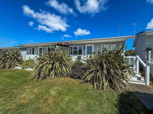 Oulton Broad Ski Chalet | Cosy Chalet On A Beautiful Holiday Park In Lowestoft Ref 12080B