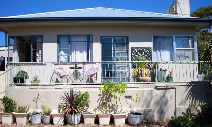 Port Lincoln House | Cosy & cheerful three bedroom cottage with sea views & wifi - pets welcome!