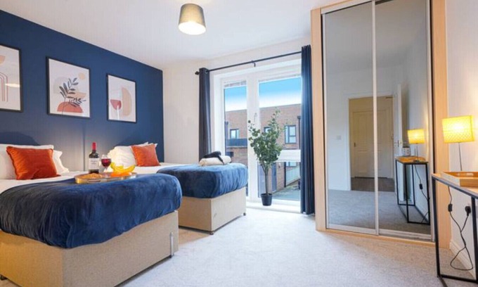 Milton Keynes Apartment | Cosy City Centre Balcony Free Parking Fast WiFi