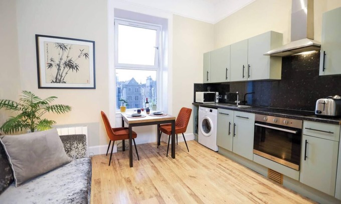 Tollcross Apartment | Cosy City Centre Gem