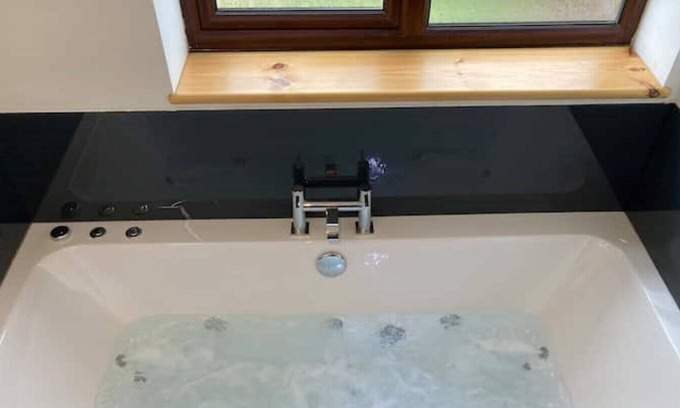 Sea Palling Cottage | Cosy coastal retreat with hot tub and woodburner
