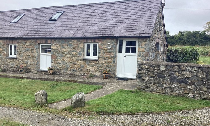 Newport Cottage | Cosy, comfortable, quiet location, close to Pembs coast path,