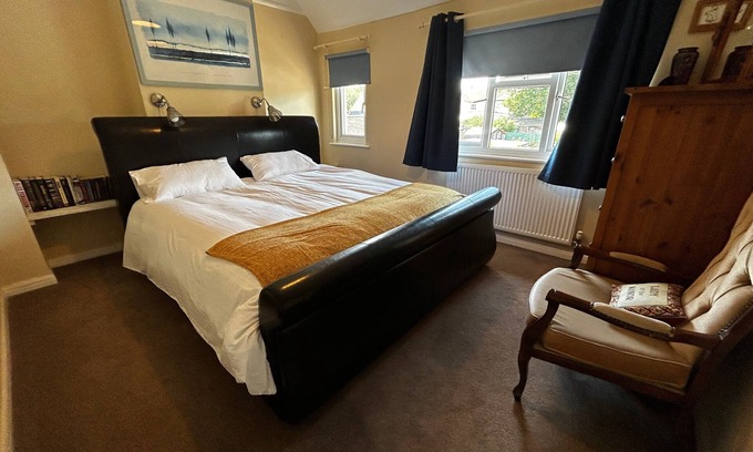 Faringdon House | Cosy & convenient - family and pet friendly home