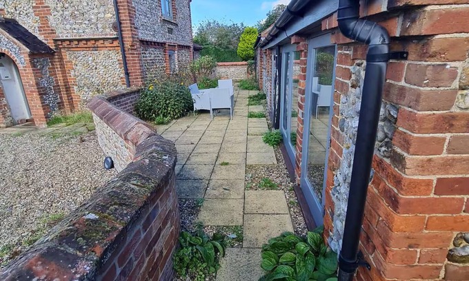 Holt Cottage | Cosy Cottage Daisy Lodge - Traditional and close to Holt + the coast