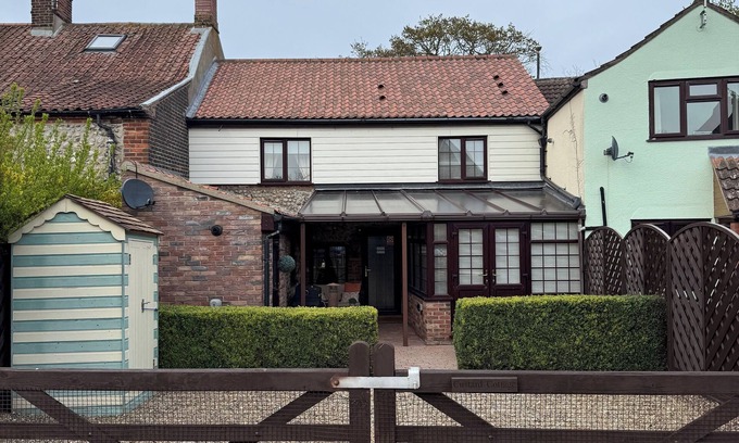 West Runton Cottage | Cosy cottage in west runton, close to the beach, pet friendly
