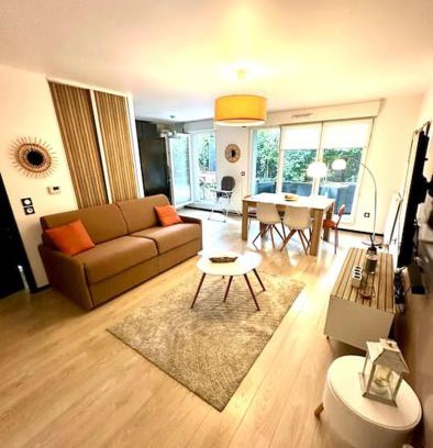 Romainville Apartment | Cosy flat with garden, close to Paris and metro station