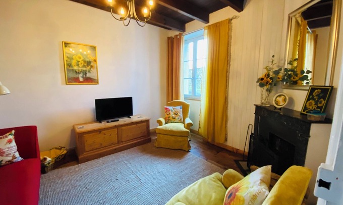 Ruffec Cottage | Cosy French cottage with access to peaceful gardens -10 mins walk to town centre