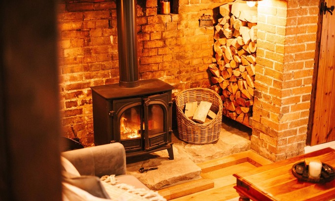 Crawley City Centre Cottage | Cosy, full amenities, games room & private garden