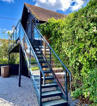 Lockerley House | Cosy Hampshire Barn Getaway, Large garden alongside a stunning river - Fire Pit, BBQ, Outdoor seating - Country walks & Pubs