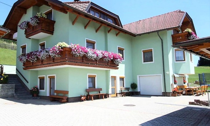 Liebenfels Apartment | Cosy holiday apartment with large garden and pool