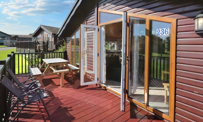 Looe Cabin | Cosy holiday lodge with easy access to the coast path between Polperro and Looe.