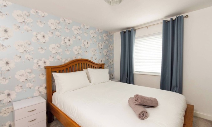Cottingham Ski Chalet | Cosy Home with Garden in a Picturesque Village