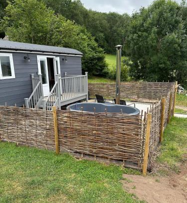 Tenbury Wells House | Cosy Hut Immersed in Nature with Private Hot Tub